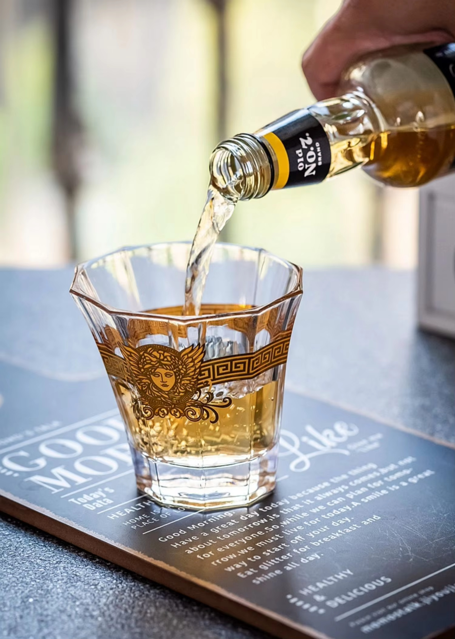 Medusa Gold Head Painted Whisk - Wine Beer And Liquor 评论和价格